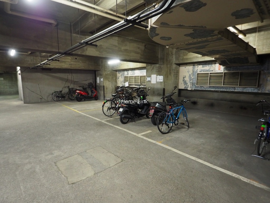 小豆沢ローズハイム　バイク置場